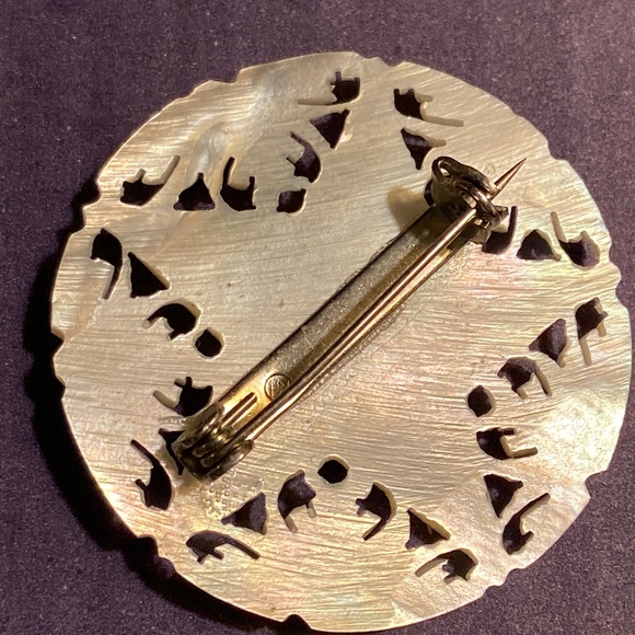 Circular Mother of Pearl Brooch/Pin w/ Carved Star - Picture 3 of 4